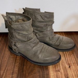 ROXY Holliston Distressed Moto Boots. Taupe. Size 7.5.
